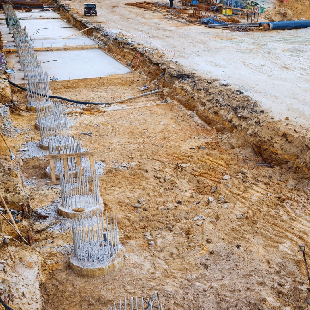 O planejamento e a execução de qualquer projeto de engenharia civil exigem um olhar analítico sobre o que está oculto sob a superfície. Erguer uma edificação durável e perene requer muito mais do que calcular a quantidade de cimento das paredes ou desenhar layouts arquitetônicos funcionais.