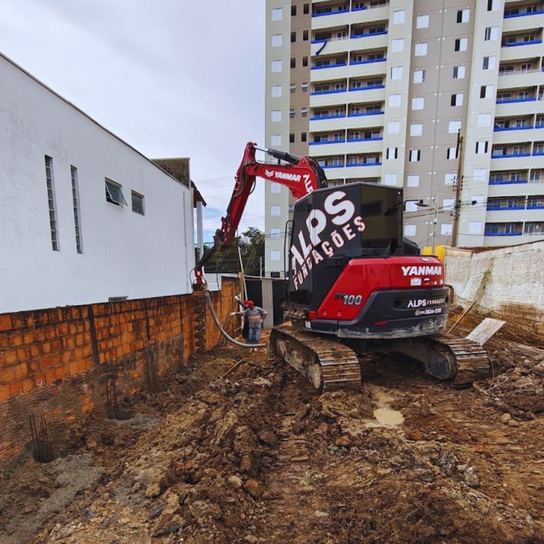 Construir em terrenos estreitos ou dentro de galpões existentes é sempre um desafio que tira o sono de engenheiros. A Estaca Mini Hélice Contínua é a solução perfeita para fundações profundas onde carretas e perfuratrizes pesadas não conseguem entrar.