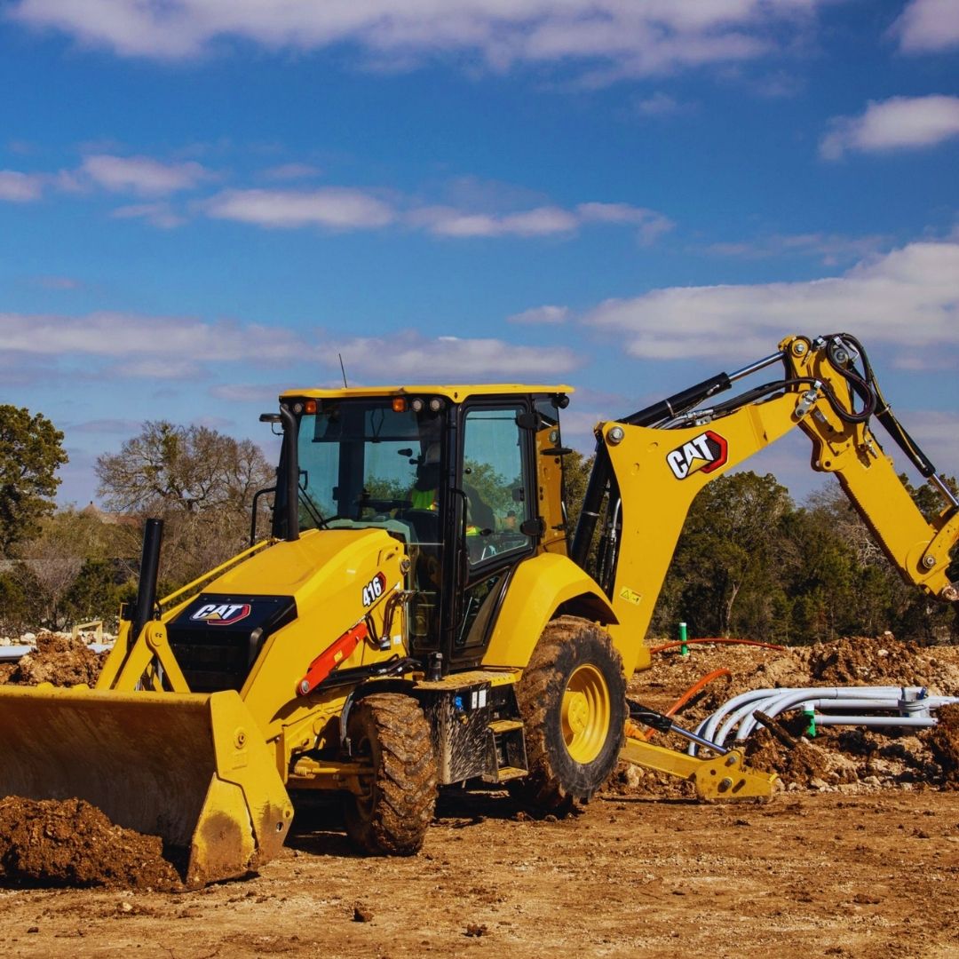 Acelerar o cronograma da obra sem estourar os custos operacionais é o objetivo de qualquer gestor de construção civil. Com a Retroescavadeira Cat® 416 Caterpillar, seus serviços de escavações ganham produtividade mecânica incomparável, força hidráulica sob demanda e baixo consumo de combustível.