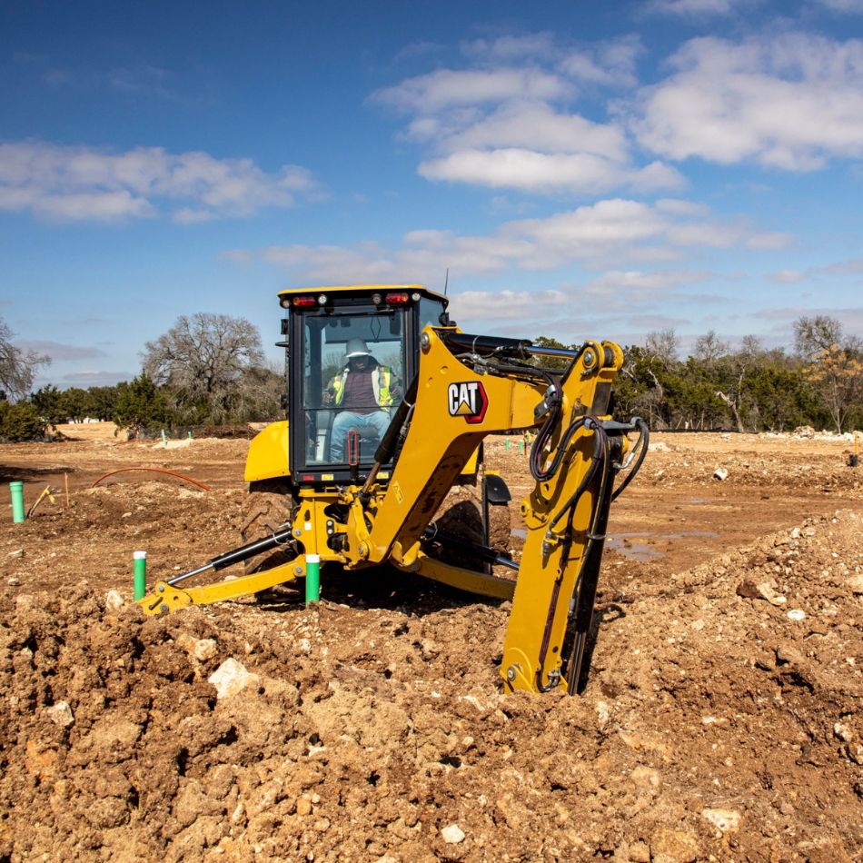 Escavações com a Retroescavadeira Caterpillar: Máxima Eficiência e Economia.