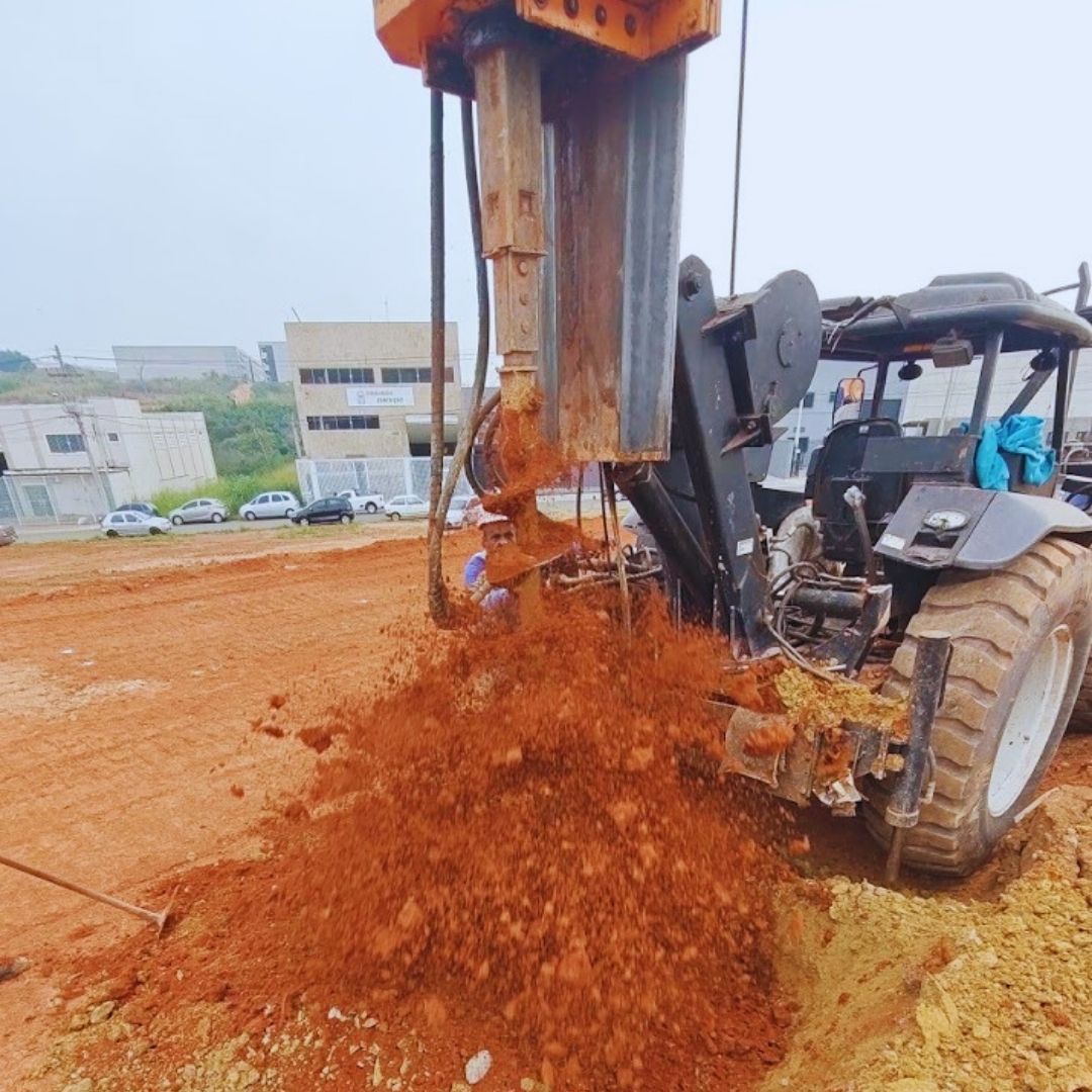 Garantir que o peso da sua construção seja descarregado em terreno firme é a regra de ouro de qualquer canteiro. As estacas escavadas na engenharia de fundações consolidam-se como uma das soluções mais eficientes, rápidas e seguras para suportar grandes cargas.