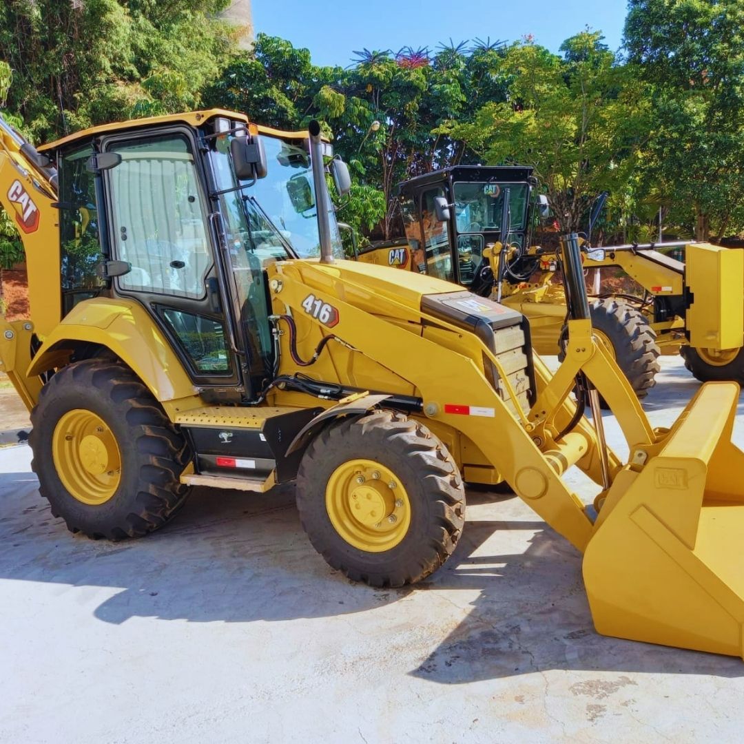 gilizar o ritmo de um canteiro sem comprometer o orçamento é o objetivo de qualquer gestor de obras. Operar com uma retroescavadeira moderna traz a combinação perfeita entre força hidráulica de escavação e agilidade de carga.
