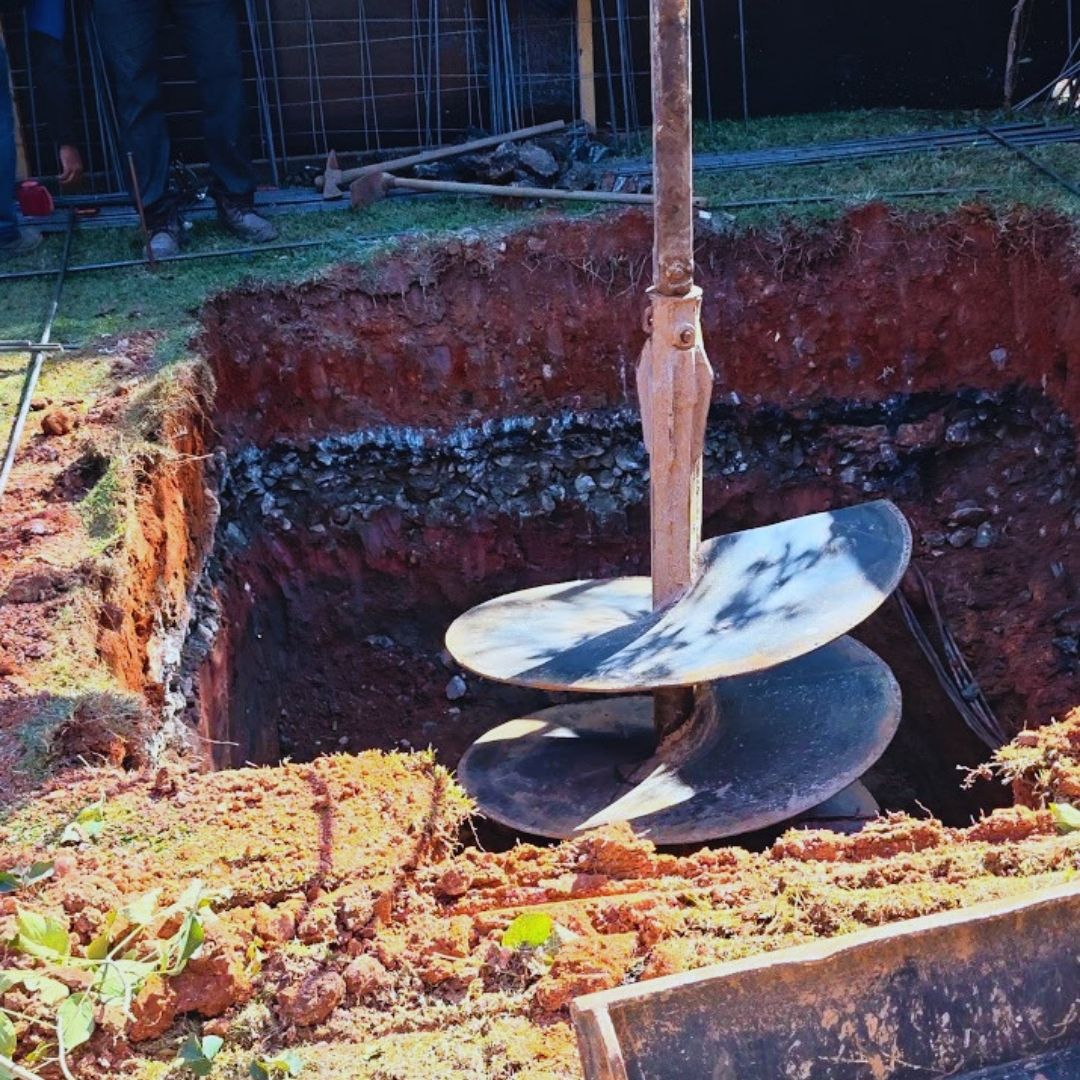 O tubulão a céu aberto é uma fundação profunda indicada para obras de cargas elevadas, em solo firme e acima do lençol freático. Se você toca uma obra pesada em Indaiatuba, Campinas ou Jundiaí, vai querer entender essa solução antes de fechar o projeto.