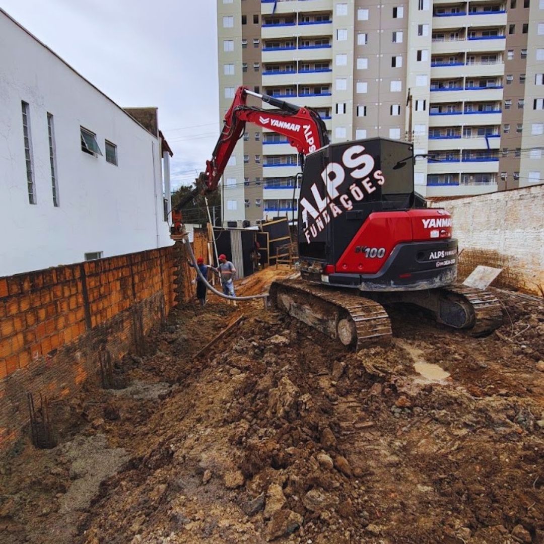 Tem obra em área urbana que precisa de fundação forte sem incomodar quem está ao lado, e é aí que a técnica certa faz toda diferença. As estacas escavadas injetadas são elementos de fundação profunda moldados no local, que combinam perfuração mecânica do solo com injeção de concreto ou calda de cimento sob pressão.