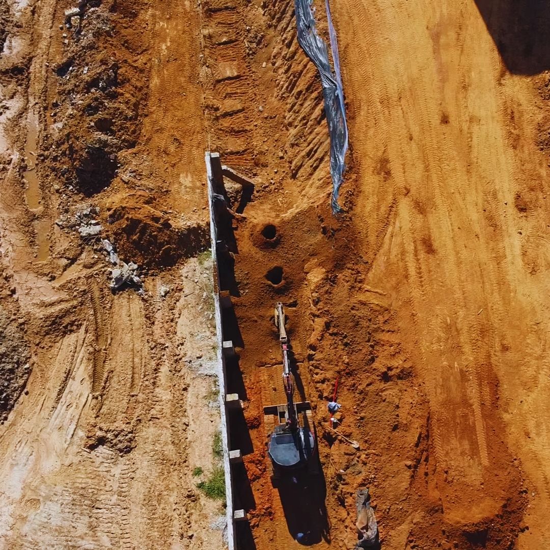 O reforço de muros com estacas escavadas transfere o empuxo da terra para camadas profundas e resistentes do solo. Se você tem um muro de arrimo com fissuras ou inclinação em Indaiatuba, Campinas ou Jundiaí, sabe que o problema só cresce com o tempo.