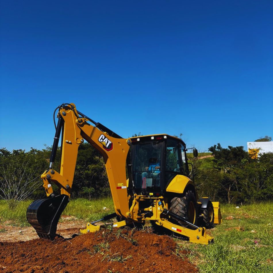 Retroescavadeira na Terraplanagem: Vantagens e Aplicações na Obra.
