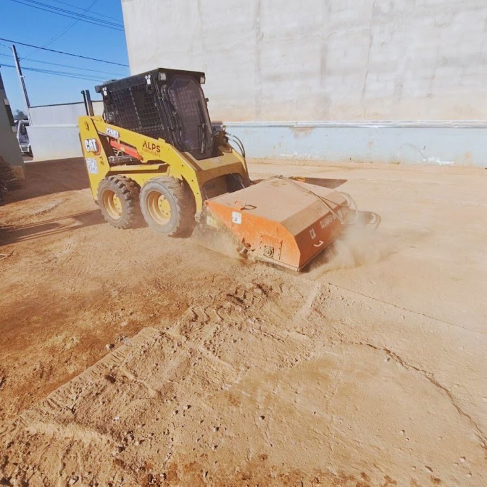 Vassoura Recolhedora Hidráulica: Limpeza Rápida em Obras e Pátios.