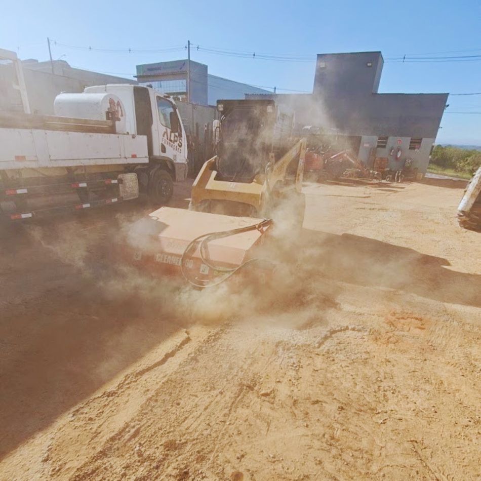 Vassoura Recolhedora Hidráulica: Limpeza Rápida em Obras e Pátios.